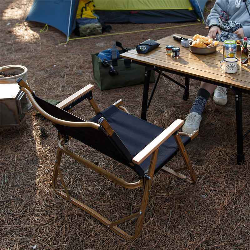 Zusammenklappbarer Campingstuhl aus Aluminium mit schwarzer Holzmaserung